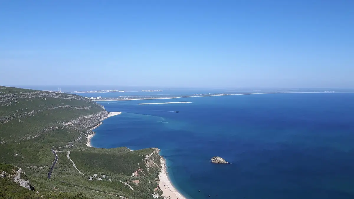 Vue aérienne des falaises et de la mer turquoise depuis le Portinho da Arrábida