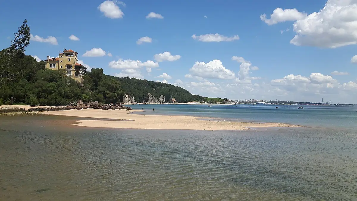 La plage de sable et le Palácio da Comenda surplombant la baie près de Setúbal