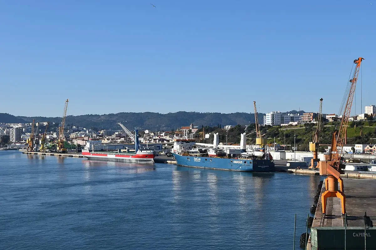Le port de Setúbal avec ses navires et les collines en toile de fond