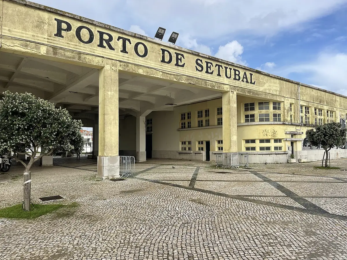 Le bâtiment historique de l’autorité portuaire, à l’entrée du port de Setúbal