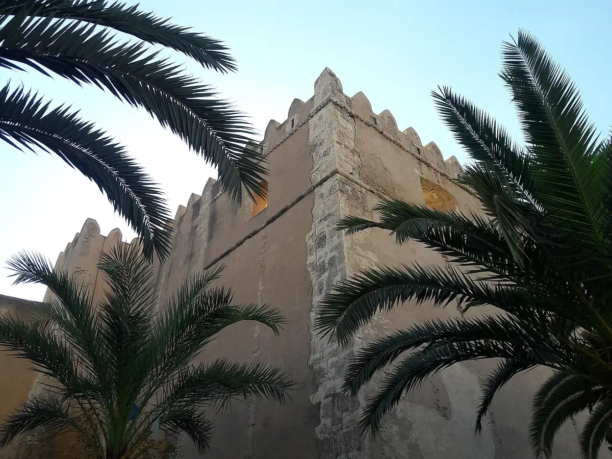 Les remparts de Sfax vus sous les palmiers, contre un ciel bleu