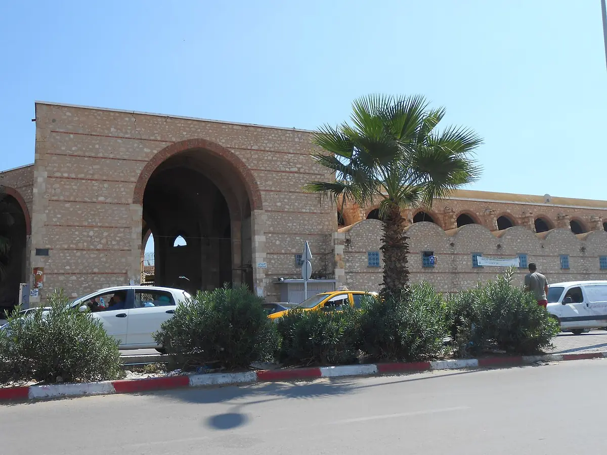 Une porte fortifiée de Sfax, encadrée de palmiers