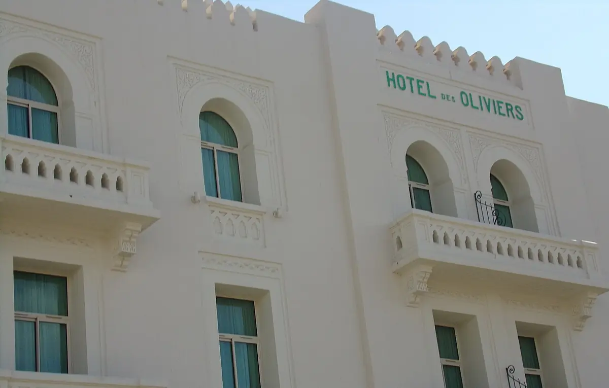 L’Hôtel des Oliviers et ses balcons, sur l’avenue Habib-Bourguiba