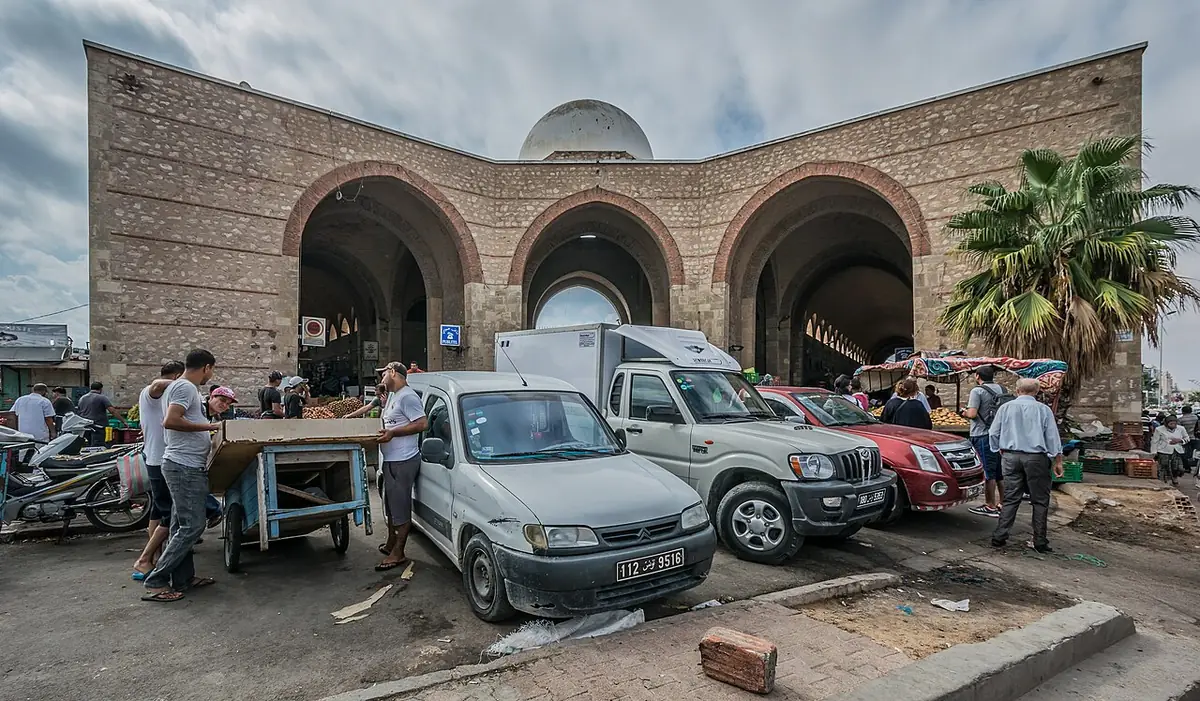 L’entrée animée d’un souk de Sfax, avec ses arcades et ses commerces