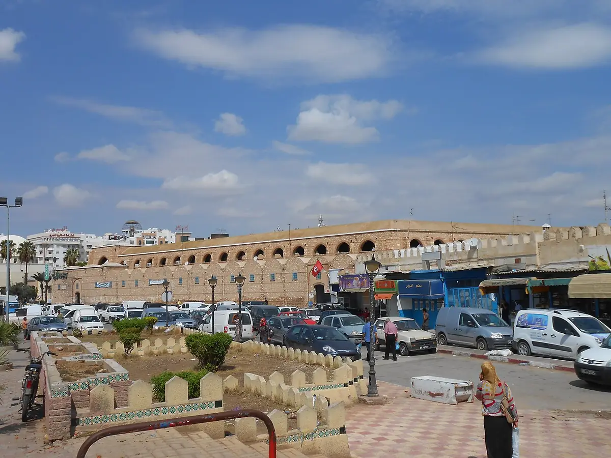 La ville de Sfax vue d’ensemble, avec les halles du marché et le ciel bleu