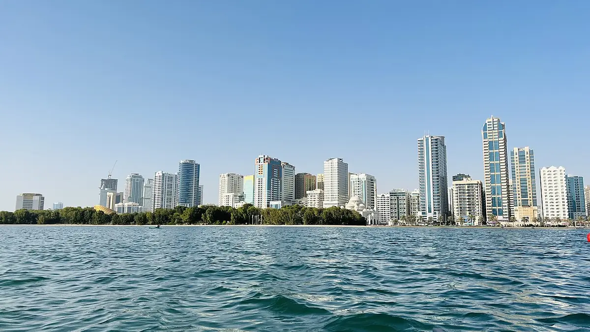 Le panorama de gratte-ciel de Sharjah vu depuis l’eau