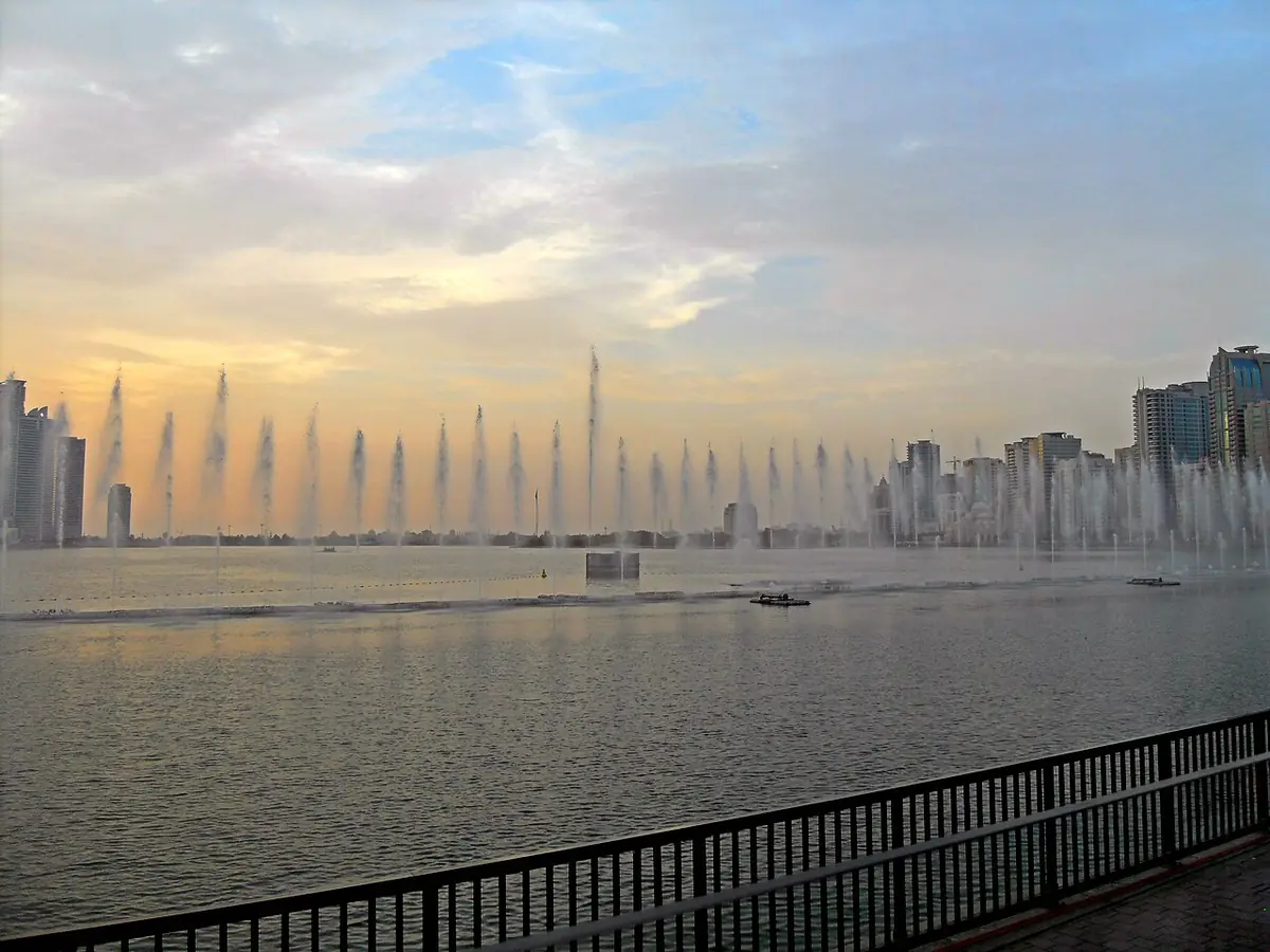 Un spectacle de fontaines illuminées à Al Majaz Waterfront au crépuscule