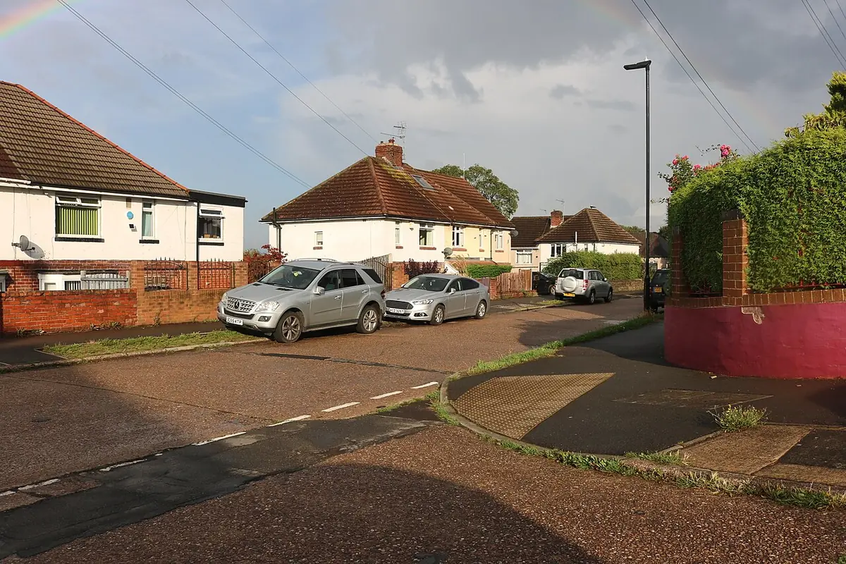 Une rue résidentielle de Sheffield bordée de maisons mitoyennes