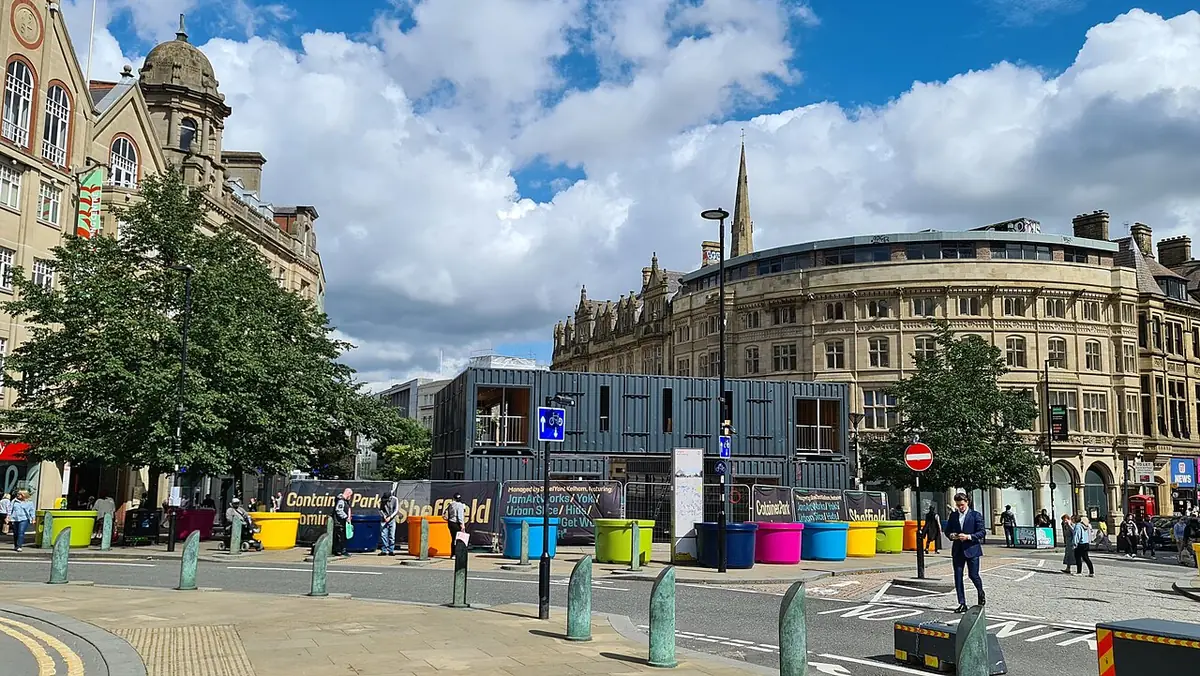 La rue Fargate à Sheffield, ses commerces et façades victoriennes