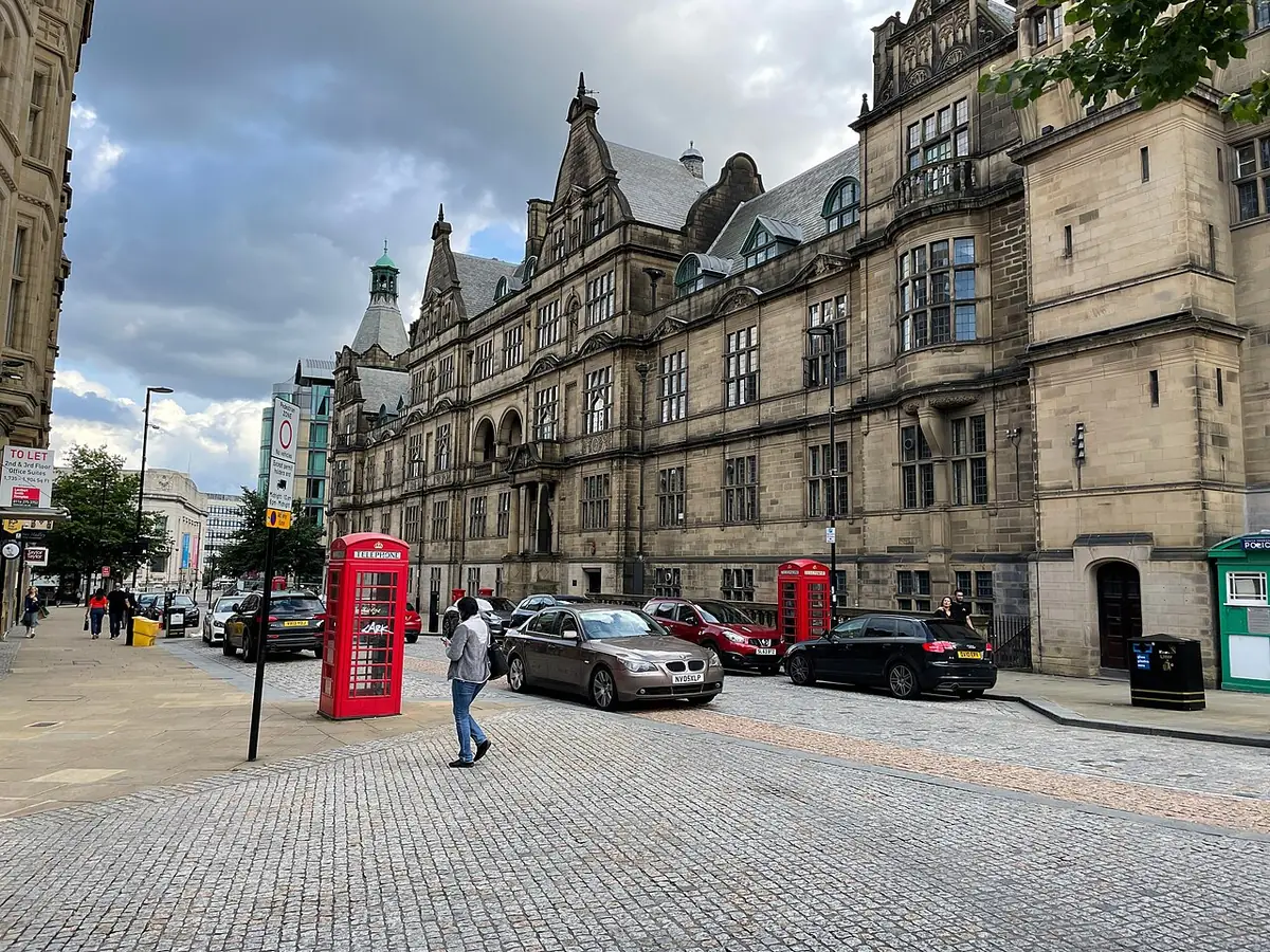 L’hôtel de ville de Sheffield et sa place pavée, cabine téléphonique rouge