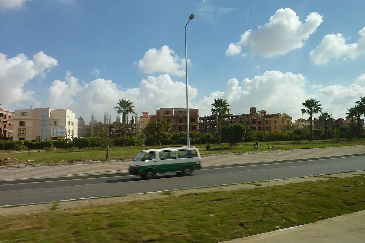 Une rue calme bordée de palmiers dans le secteur du 6 Octobre, près de Sheikh Zayed