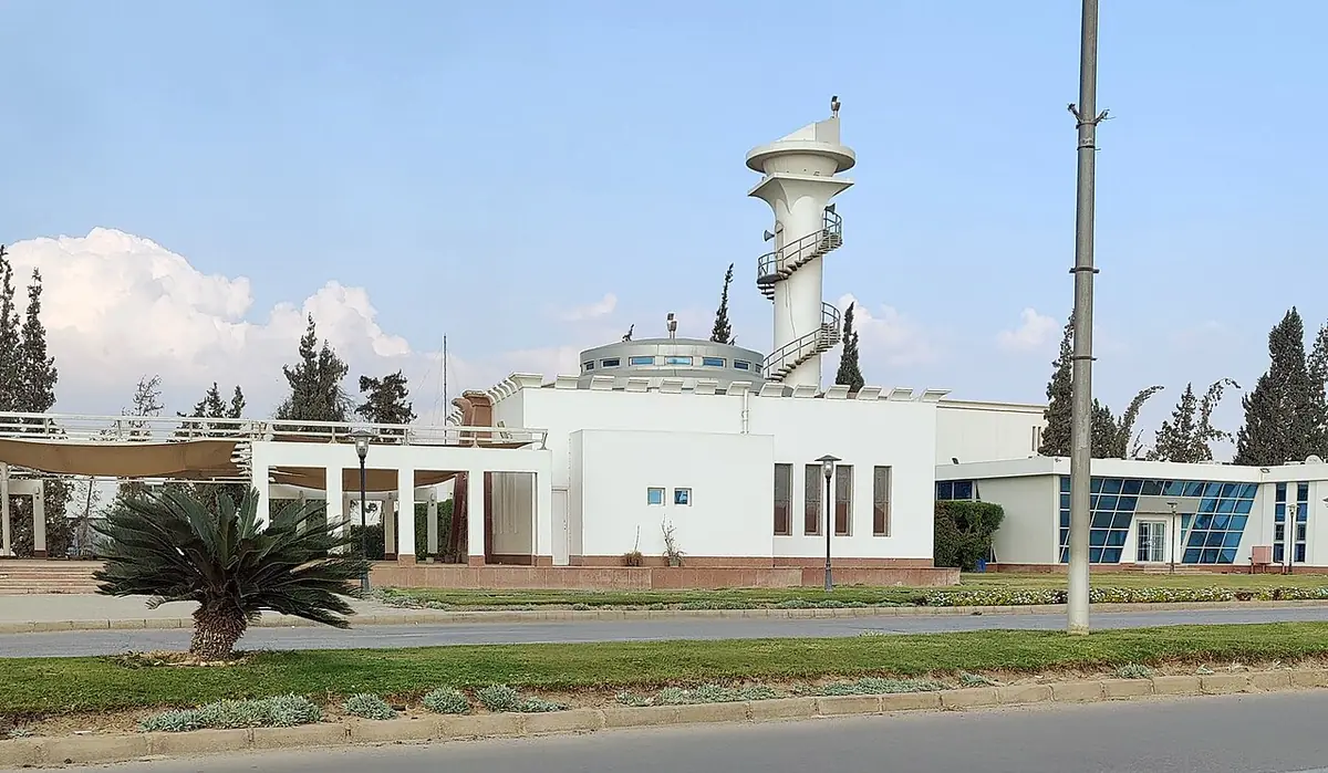 La mosquée blanche du Smart Village, près de Sheikh Zayed