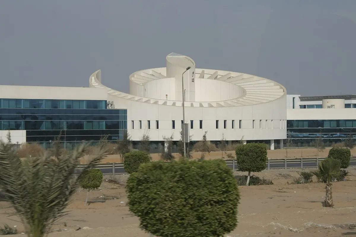 Le bâtiment incurvé de la poste du Smart Village, à l’architecture moderne