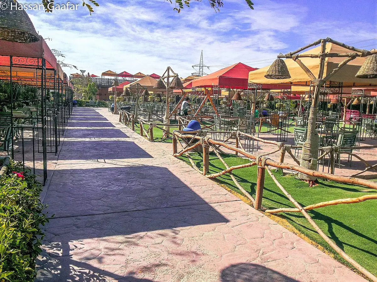 Une allée du parc de Wadi Degla, bordée de tonnelles et de verdure