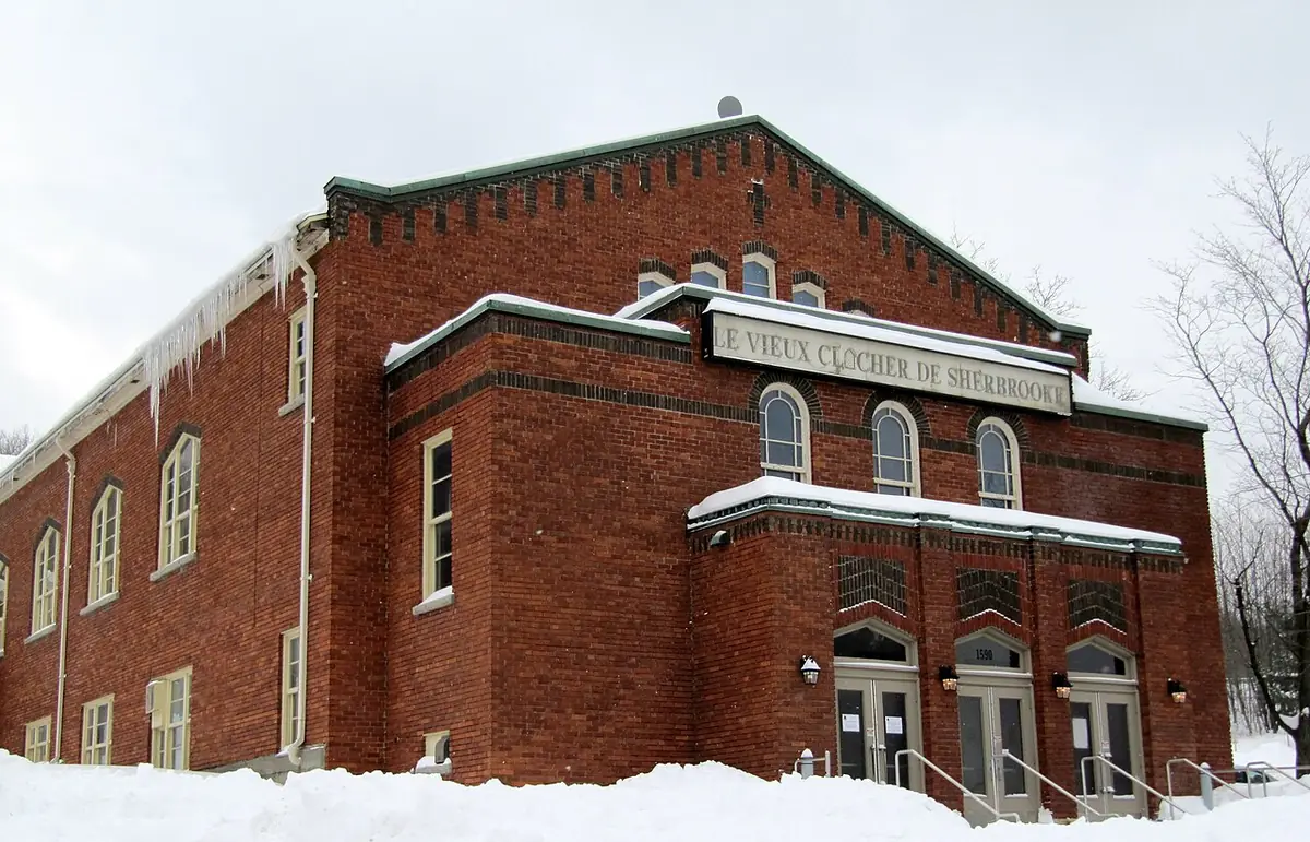 Le Vieux Clocher de Sherbrooke, bâtiment de brique rouge sous la neige