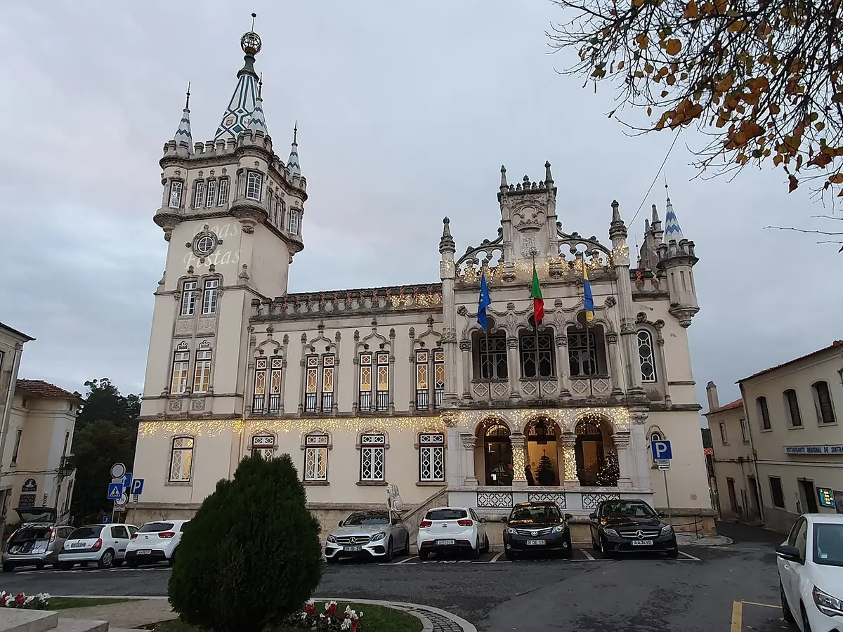 La Câmara Municipal de Sintra, mairie à tour pointue et façade ornée