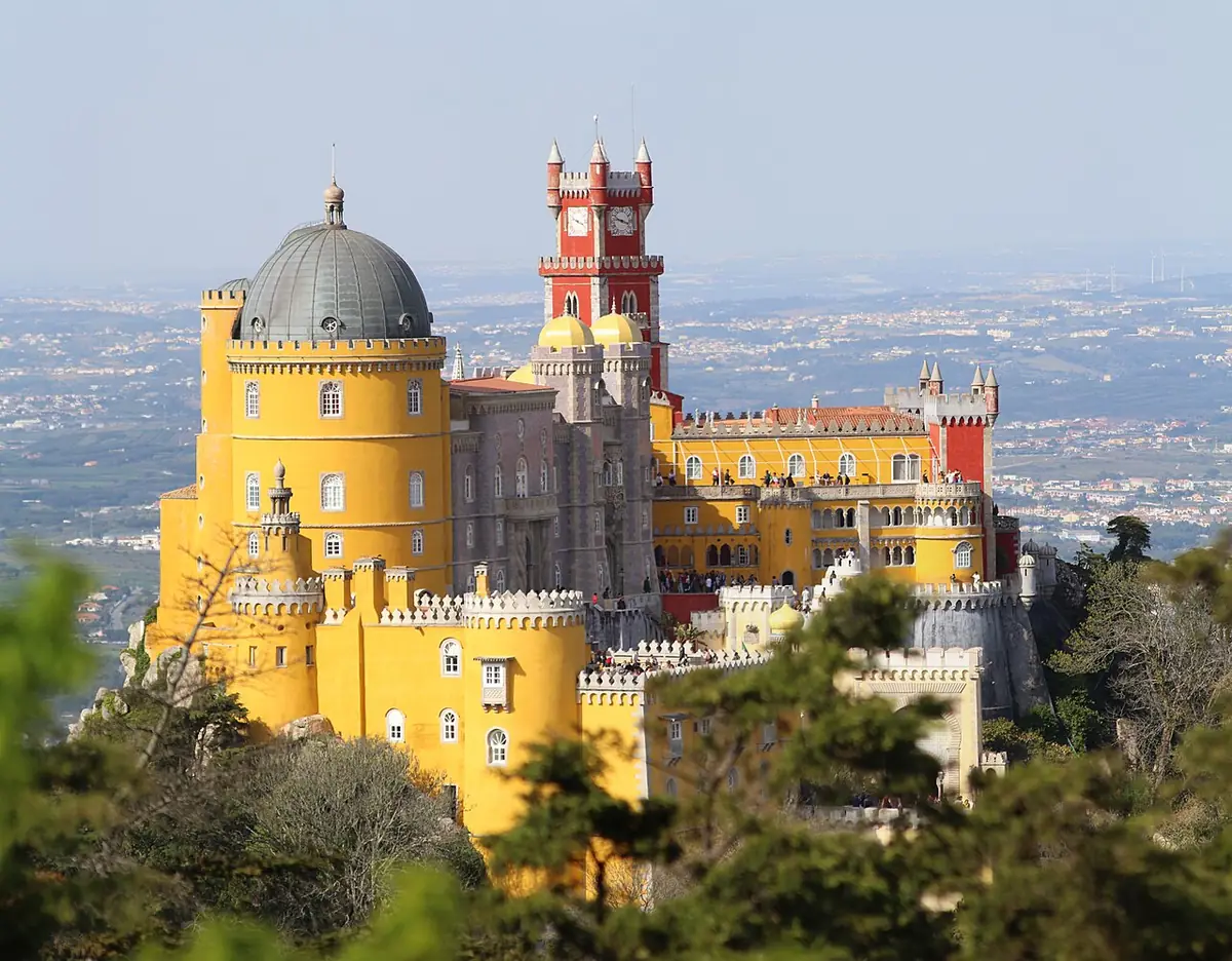 Le palais national de Pena, tours jaunes et rouges dominant la plaine