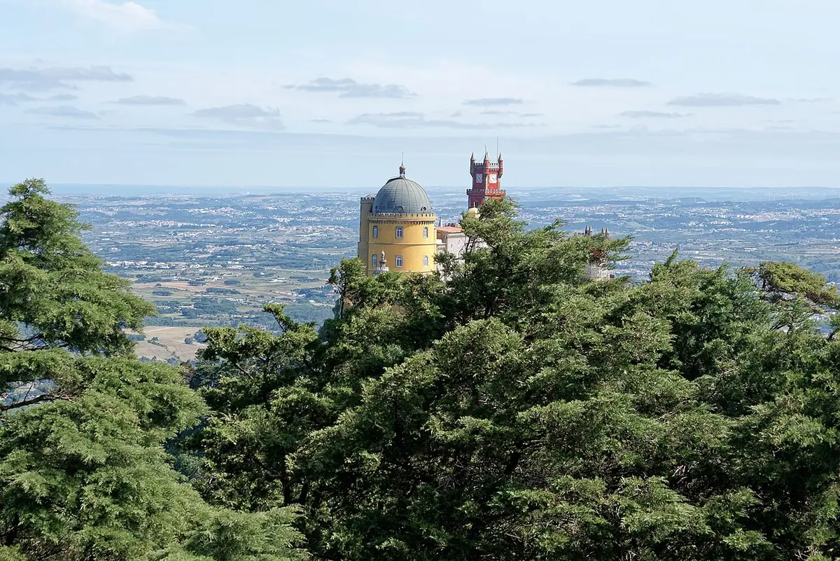Le palais de Pena au-dessus de la forêt, la plaine s’étendant jusqu’à l’horizon