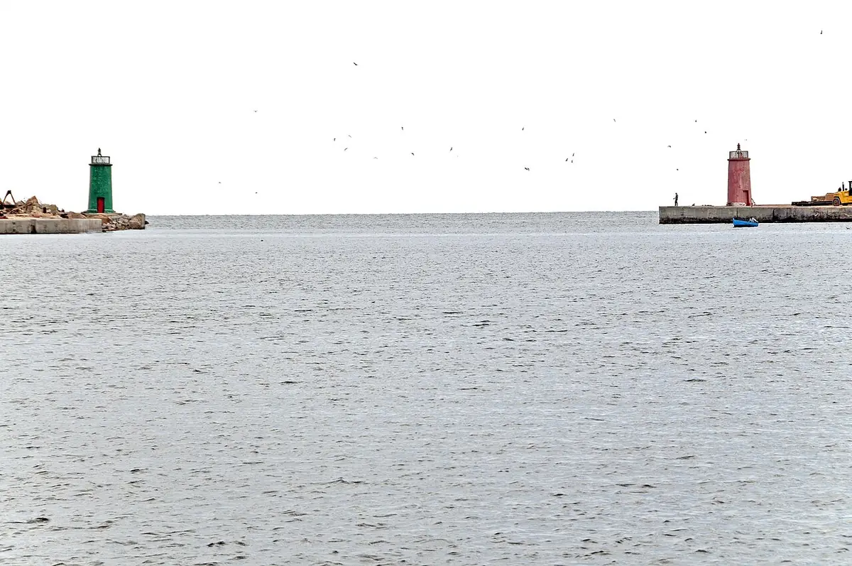 Les deux phares de la jetée à l’entrée du port de Sousse