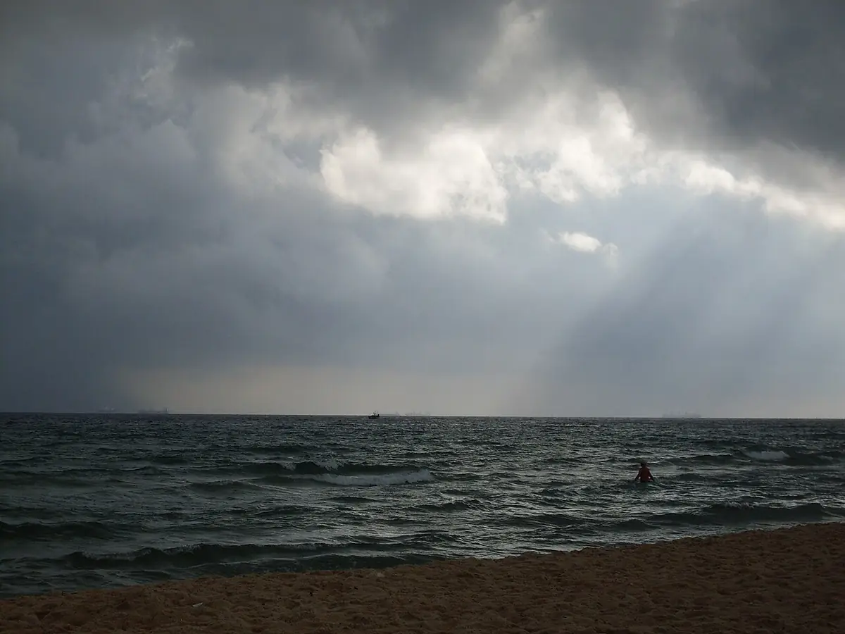La mer Méditerranée sous un ciel nuageux, vue depuis la plage de Sousse