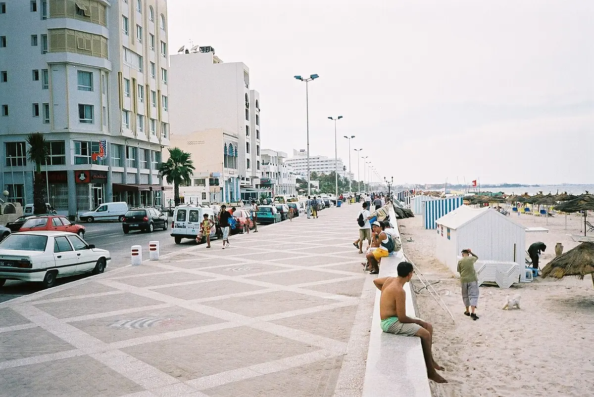 La promenade bordée de palmiers le long de la plage de Sousse