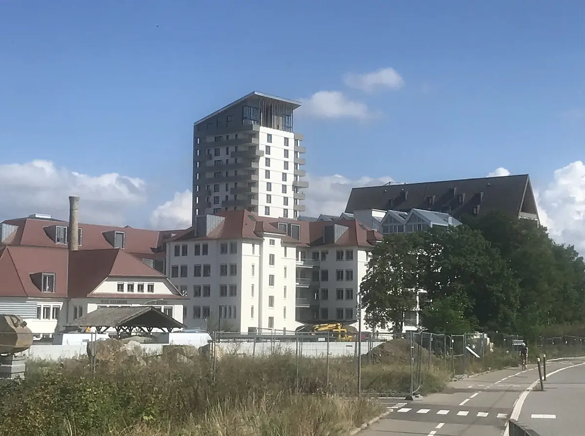 Une tour d’habitation moderne dominant un quartier résidentiel de Strasbourg