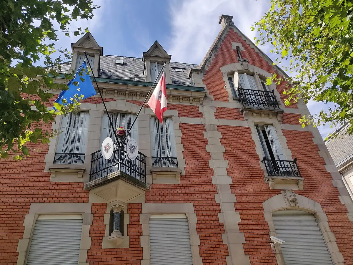Un immeuble en briques rouges sur l’avenue de la Paix à Strasbourg