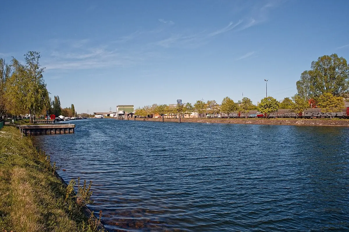 Le bassin des remparts, plan d’eau calme près de la citadelle de Strasbourg