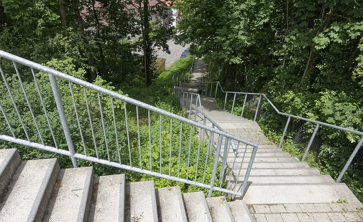 L’escalier de la Meistersängerstaffel, bordé de verdure, à Stuttgart-Degerloch