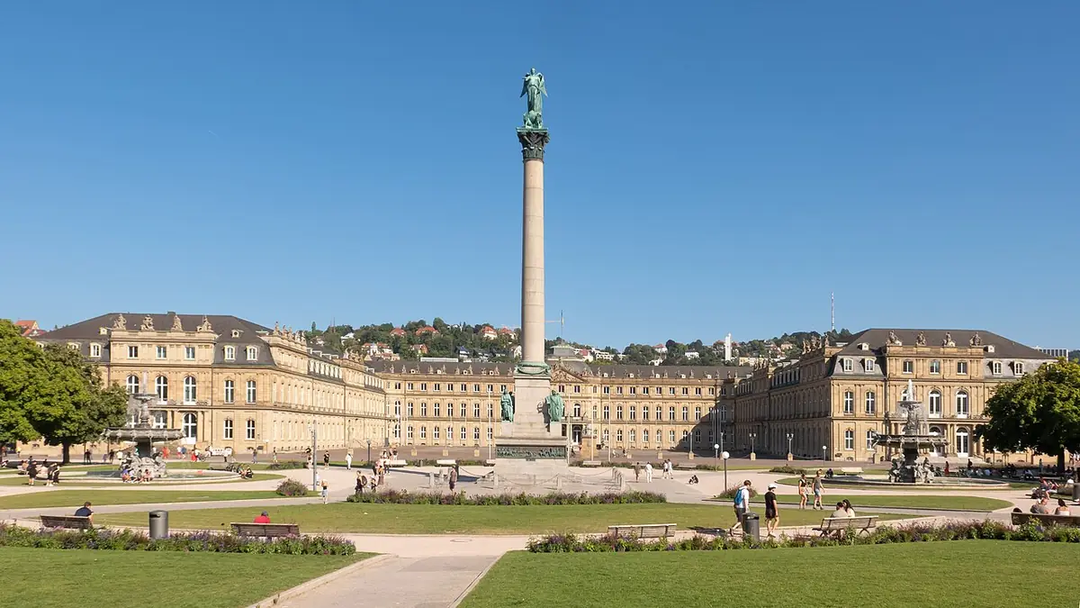Le Neues Schloss et la colonne du Jubiläumssäule sur la place du château à Stuttgart