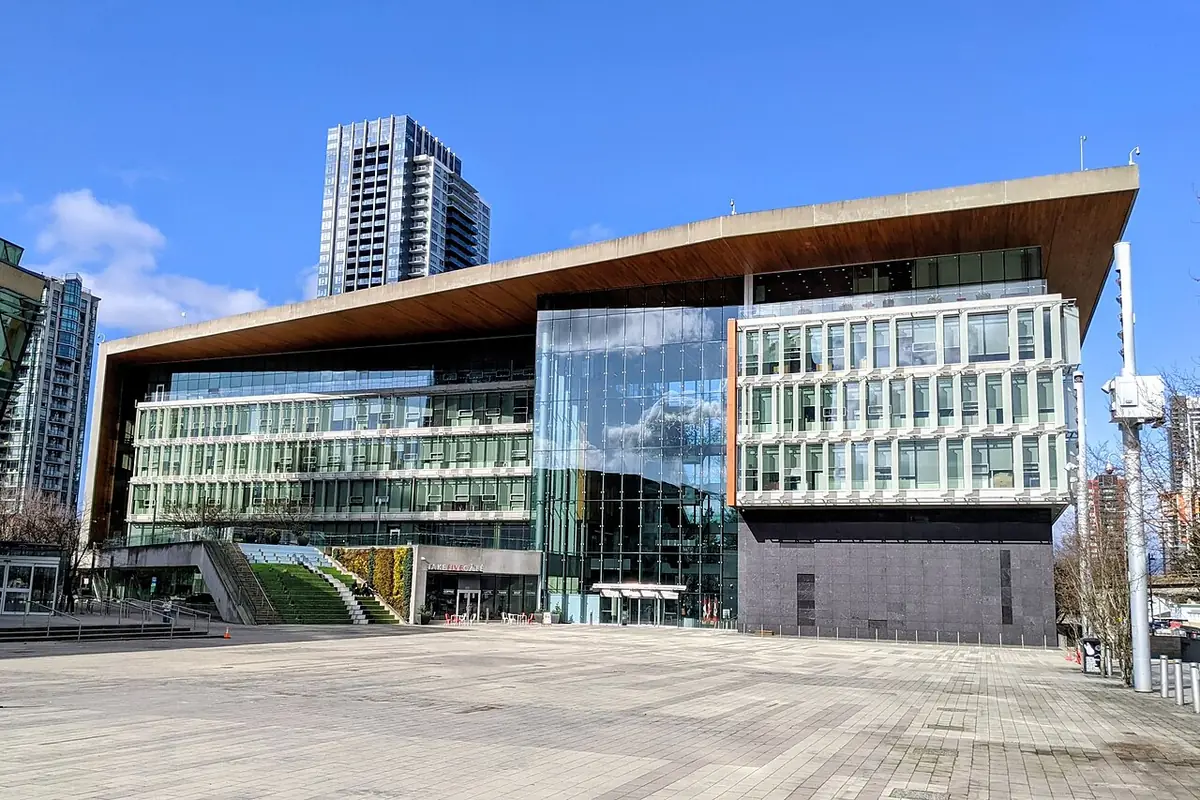 L’hôtel de ville de Surrey, bâtiment vitré au toit incliné, tour résidentielle derrière
