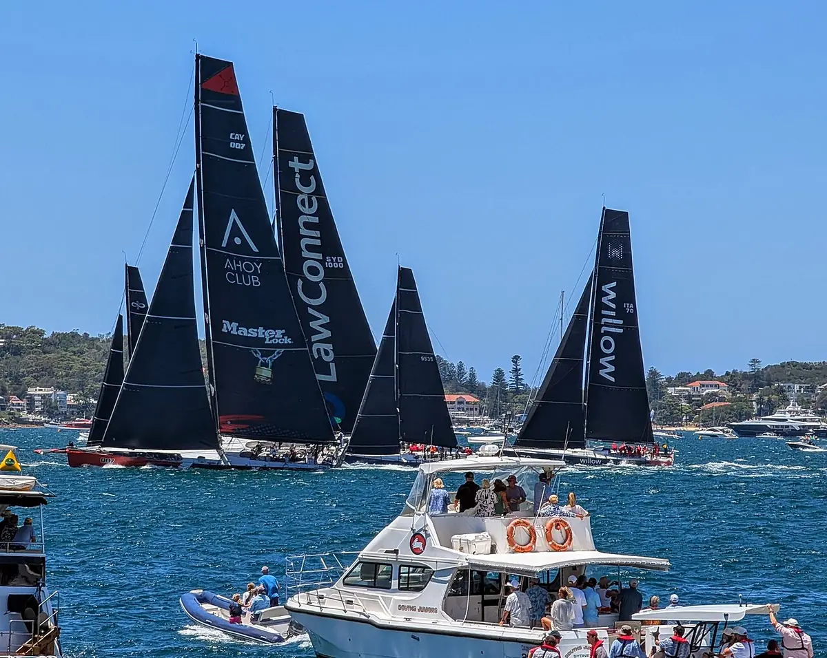 Des voiliers de course aux voiles noires traversant la baie de Sydney