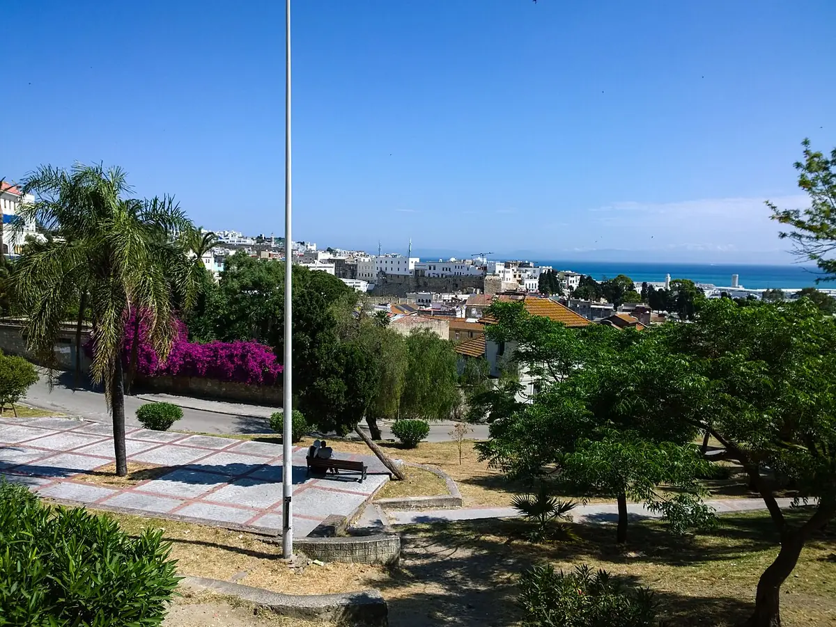 Le jardin du Faro, avec vue sur la mer et les palmiers de Tanger
