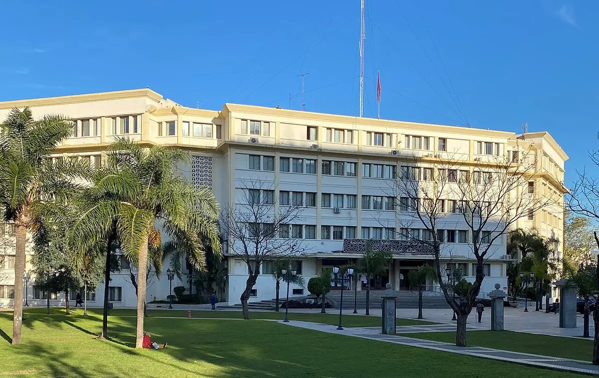 Le bâtiment de la Wilayat, entouré de palmiers et de jardins à Tanger