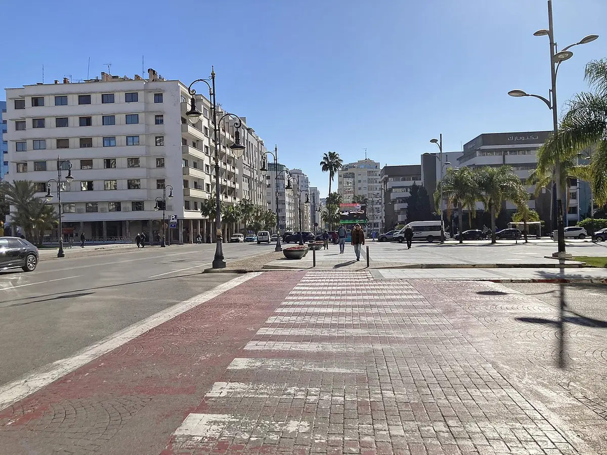 Le boulevard Mohamed V et la Place des Nations, bordés de palmiers à Tanger