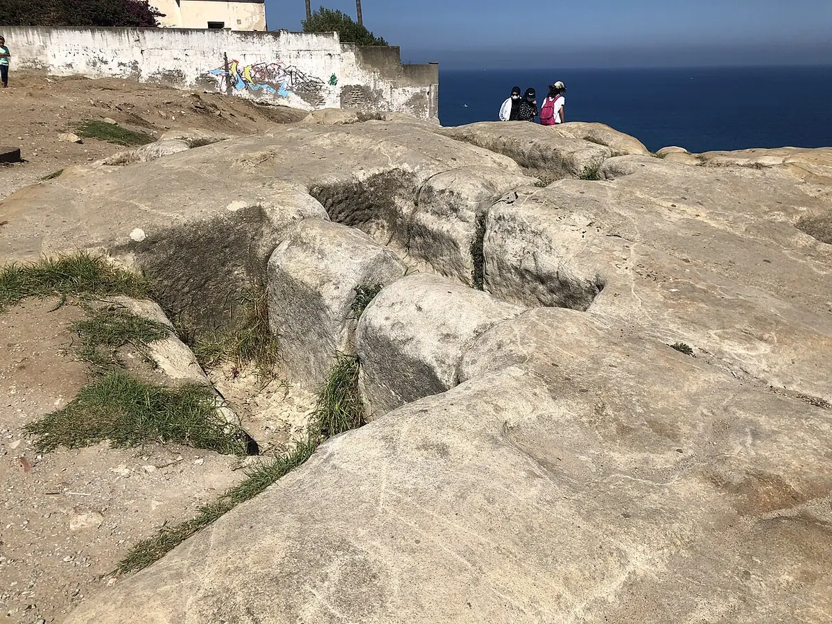 La falaise rocheuse de la nécropole punique, face à la mer à Tanger