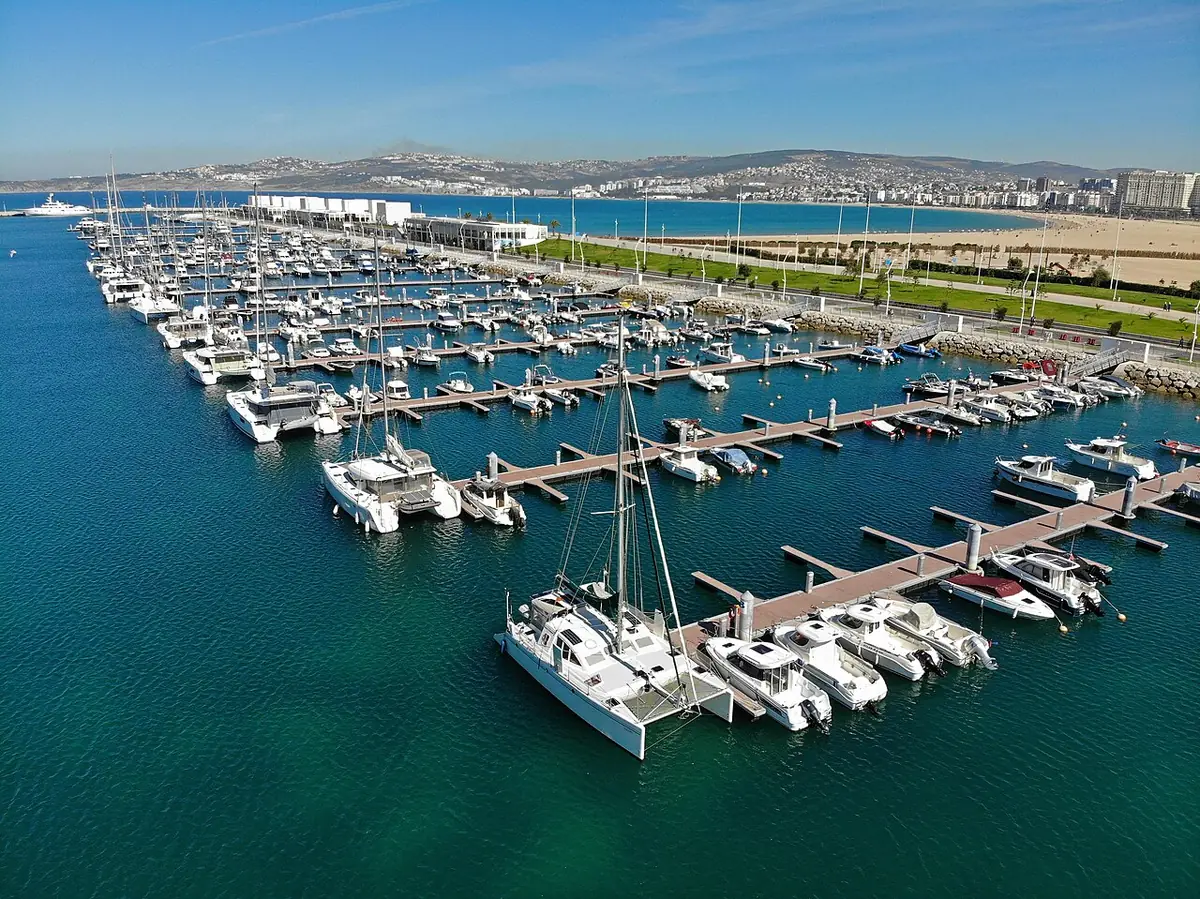 Vue aérienne de la marina de Tanger, ses bateaux et la ville en arrière-plan