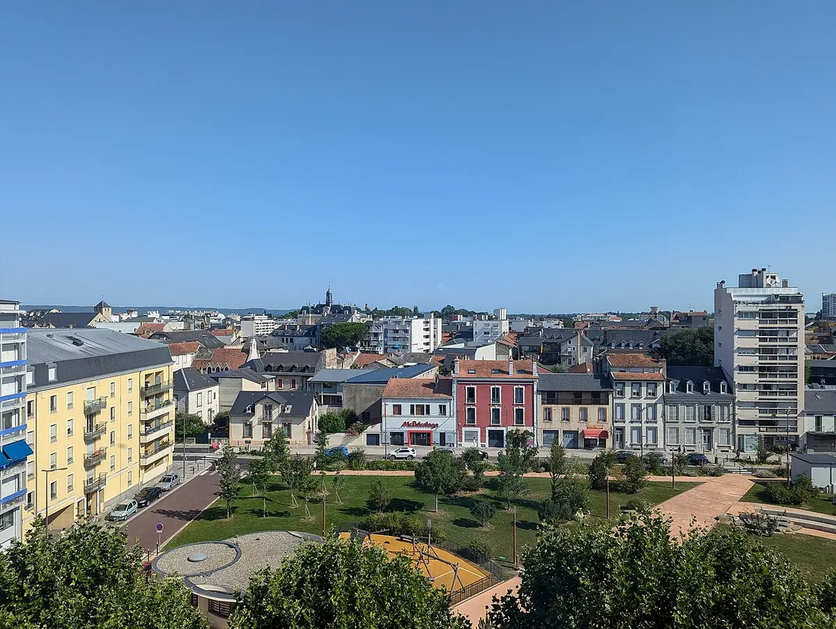 Vue en hauteur sur la place au Bois à Tarbes, ses jardins et les toits du centre-ville