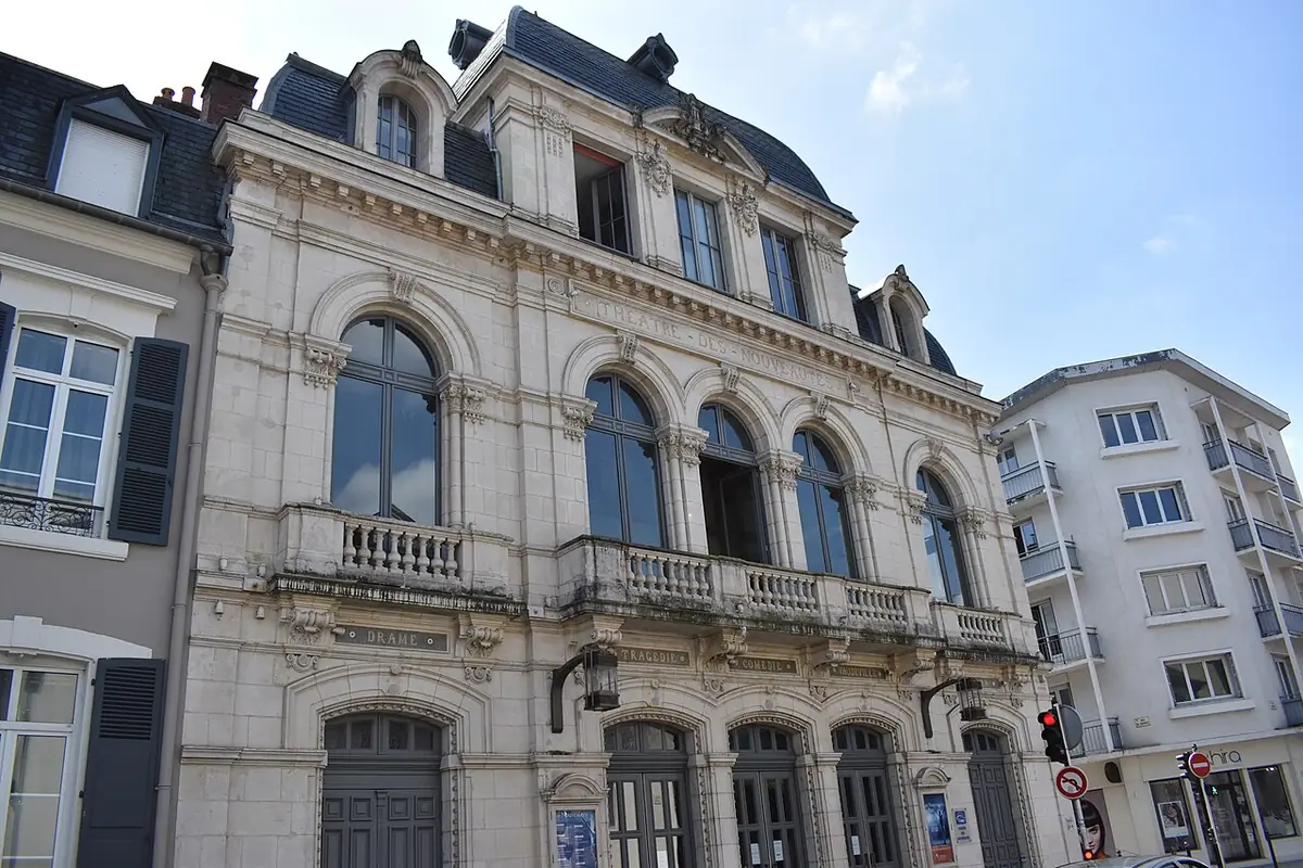 La façade ornée du théâtre des Nouveautés à Tarbes, entre des immeubles de ville