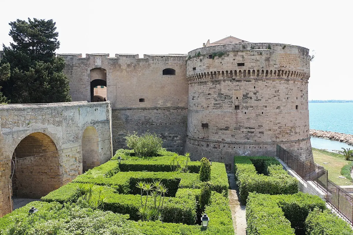 Le jardin à la française devant le Castello Aragonese de Tarente