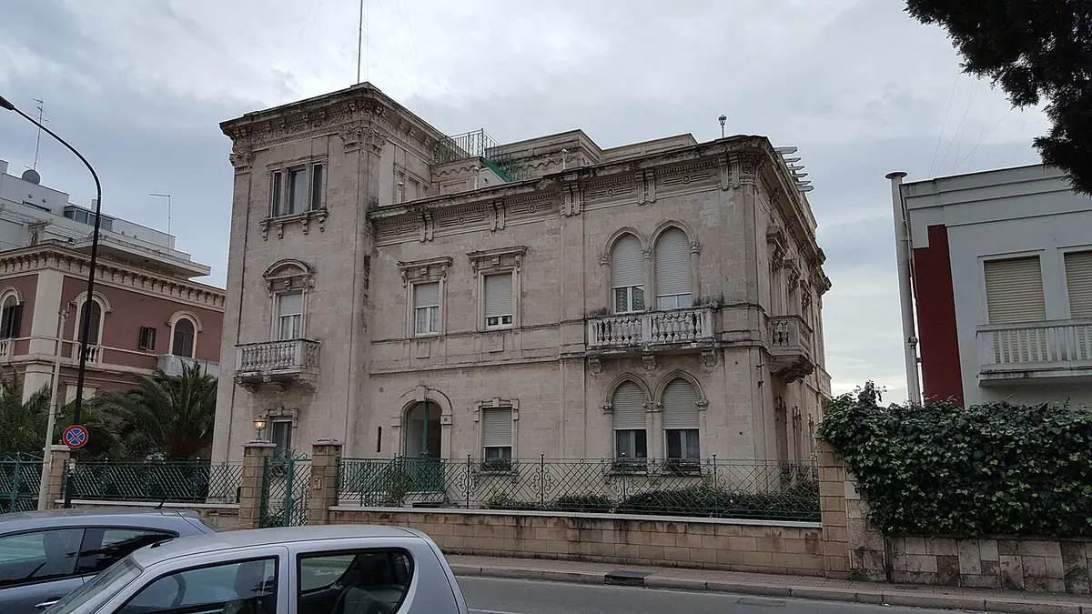 Une rue calme bordée d’immeubles anciens dans le centre de Tarente