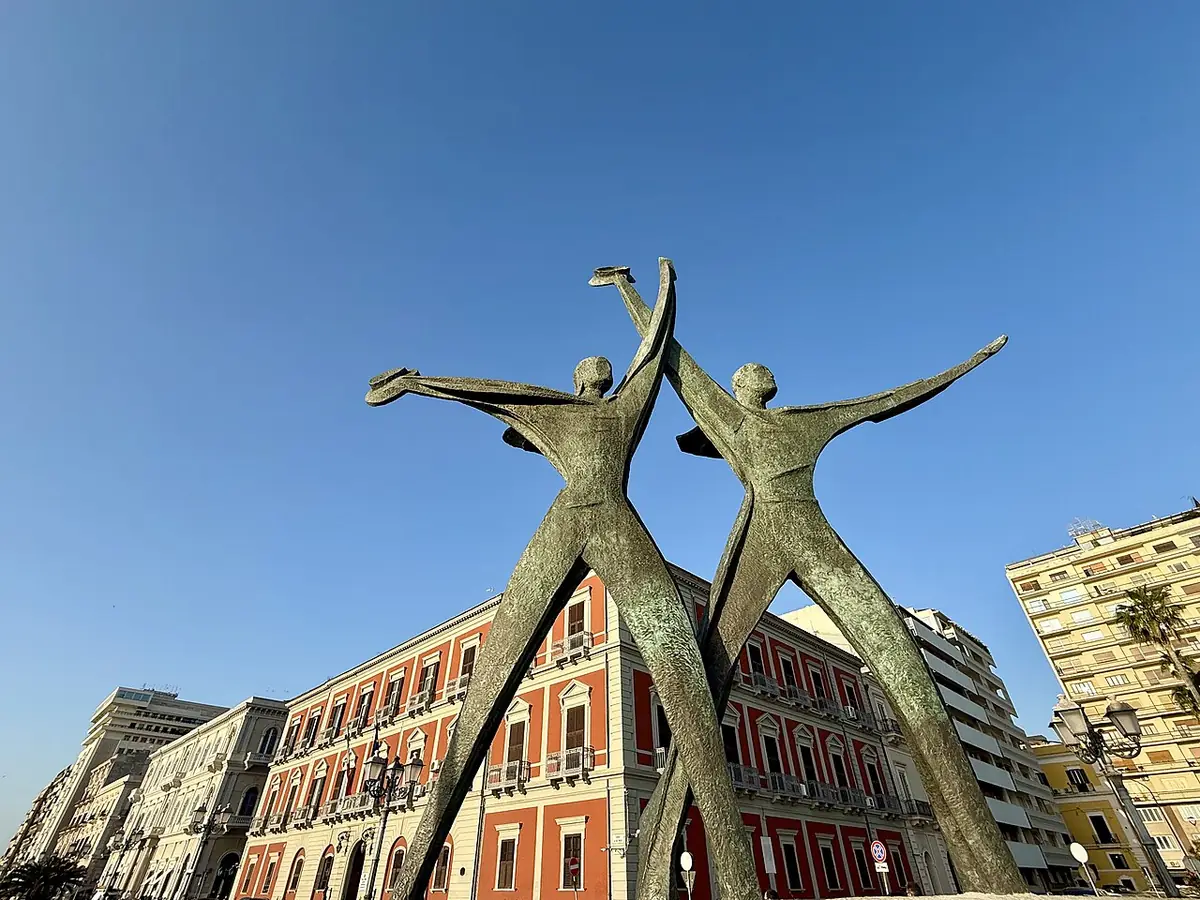 Le Monumento al Marinaio, statue de bronze dédiée aux marins de Tarente