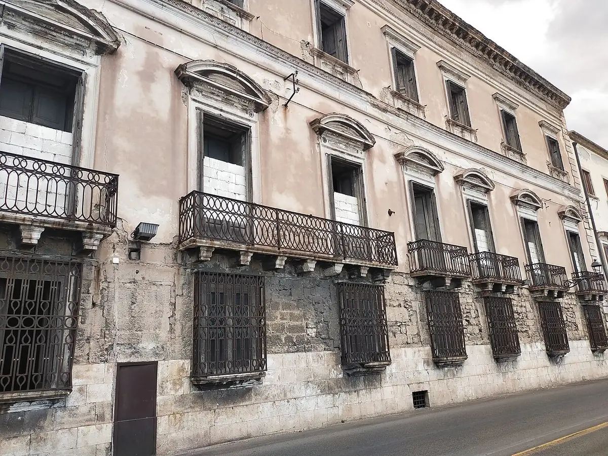 La façade à balcons d’un palais ancien du quartier de Taranto Vecchia