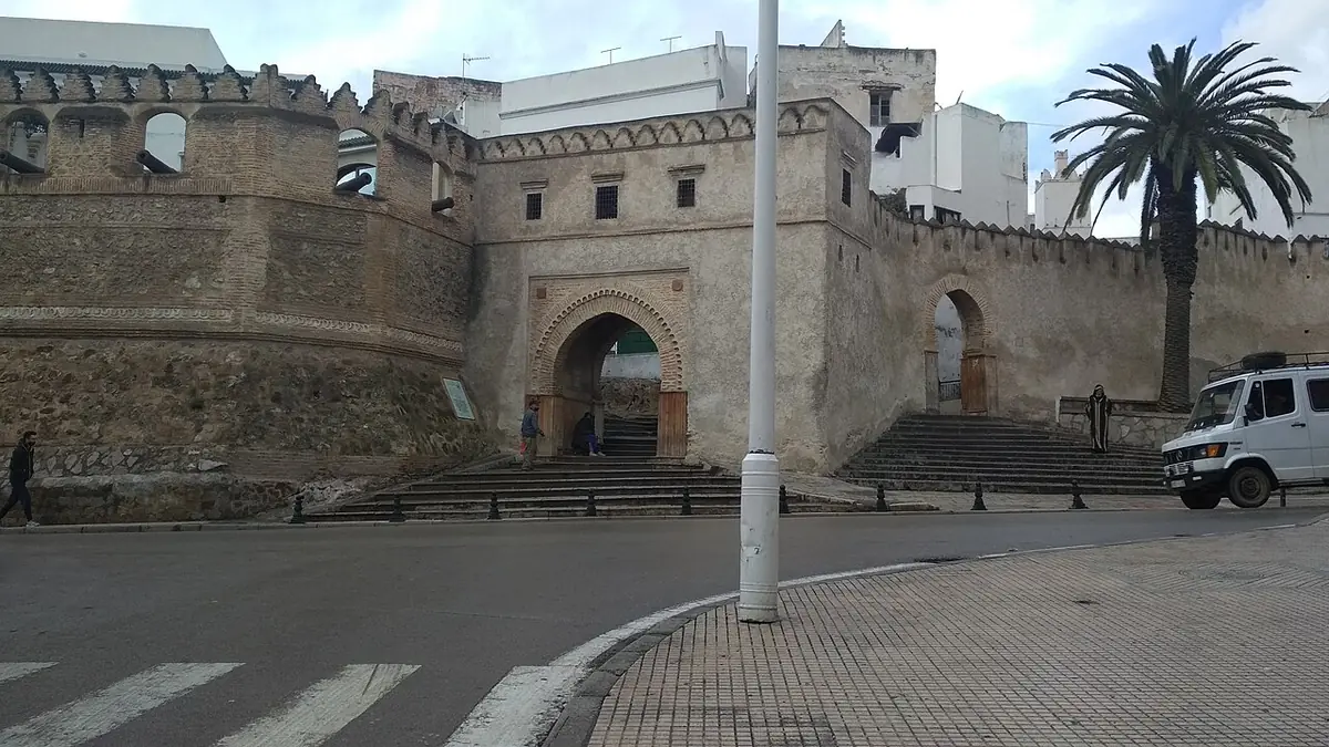 La porte monumentale de Bab El Okla, entrée historique de la médina de Tétouan