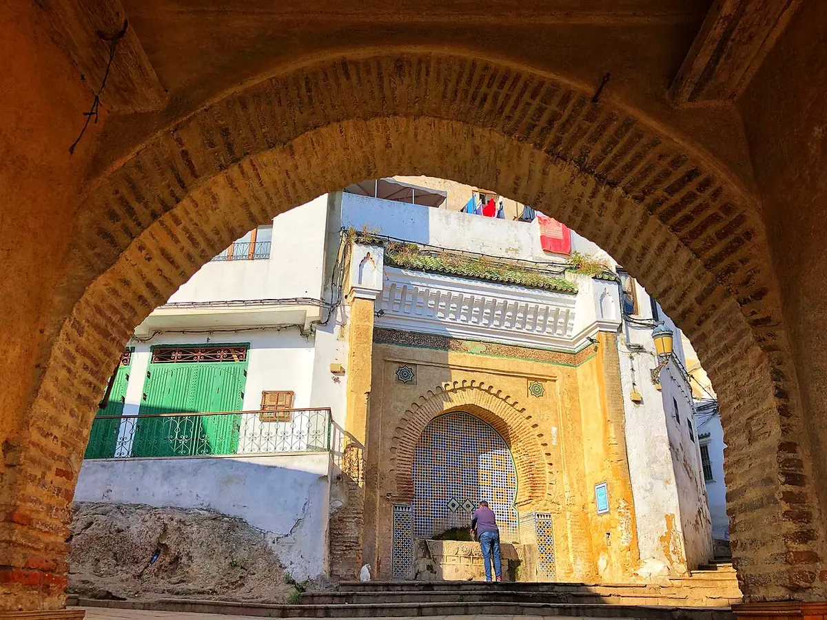 Une ruelle de la médina de Tétouan, avec ses portes colorées et son arche