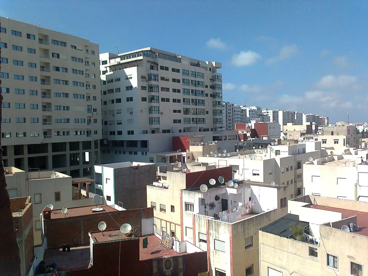 Des immeubles résidentiels modernes dominant la ville de Tétouan