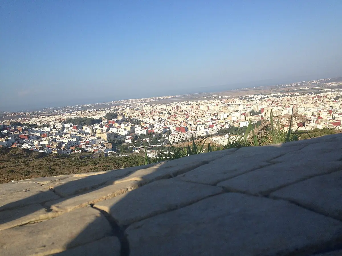 Tétouan vue d’en haut, ses maisons blanches nichées entre les collines