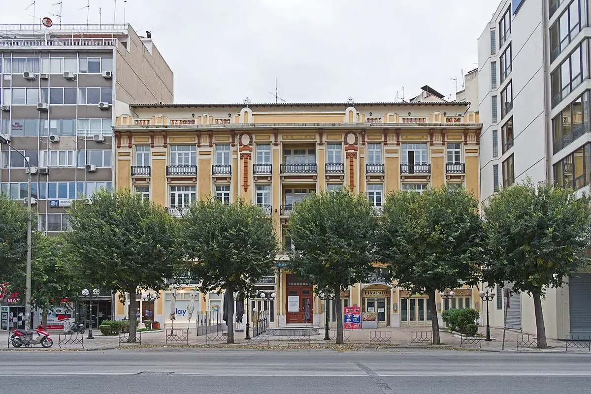 Un immeuble ancien à façade jaune sur l’avenue Egnatia, entre deux immeubles modernes