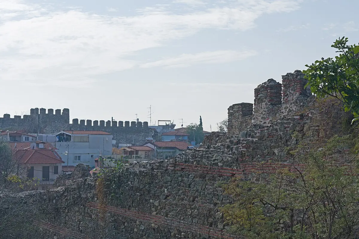 Les remparts de Thessalonique vus depuis la rue Agrafon, des maisons à l’arrière-plan