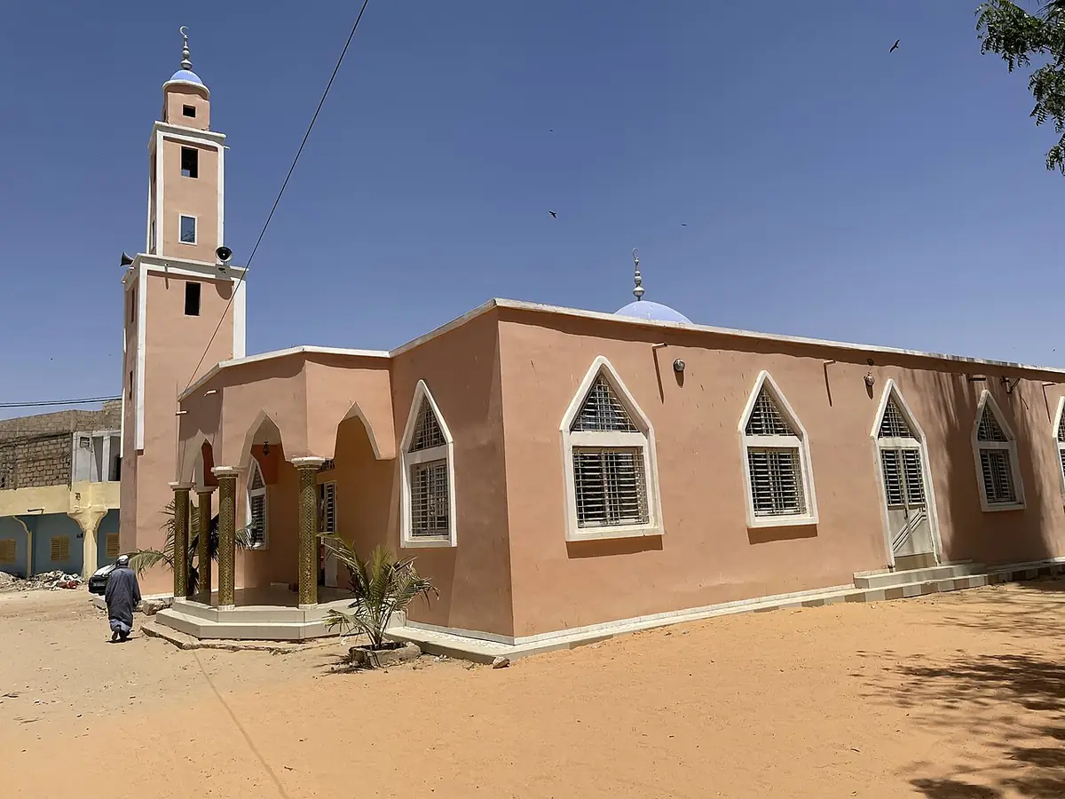La mosquée du quartier Aiglon à Thiès et son minaret, sous un ciel bleu